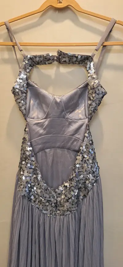 Vestido largo de fiesta con lentejuelas plateadas - miniatura 4