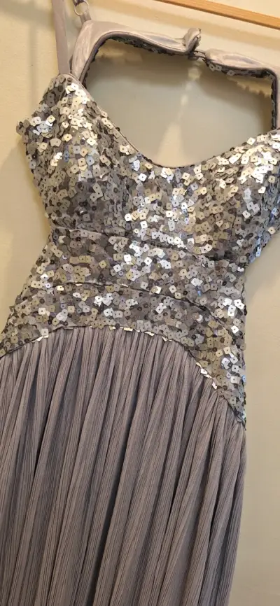 Vestido largo de fiesta con lentejuelas plateadas - miniatura 6