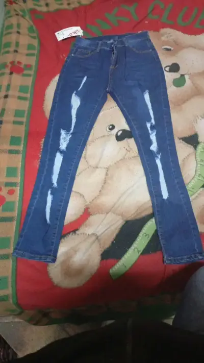 Jeans de mujer con diseño desgastado - miniatura 1