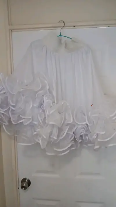 Vestido blanco con volantes y detalle floral - miniatura 1