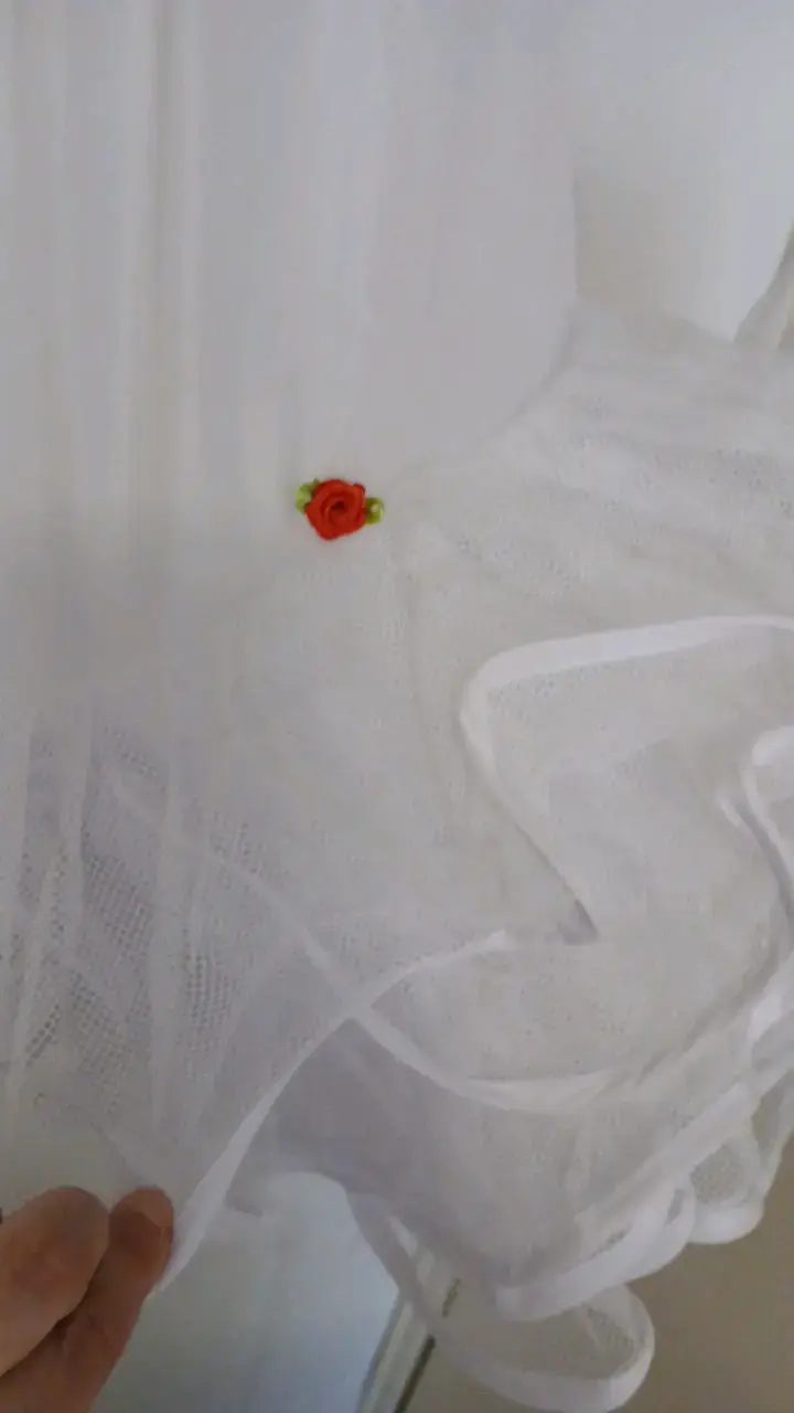 Vestido blanco con volantes y detalle floral - 2