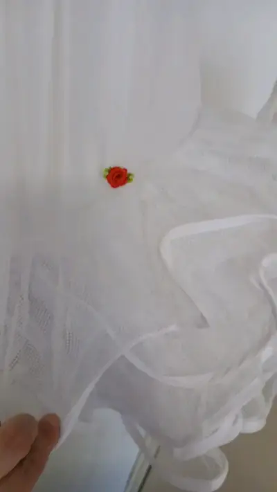 Vestido blanco con volantes y detalle floral - miniatura 2