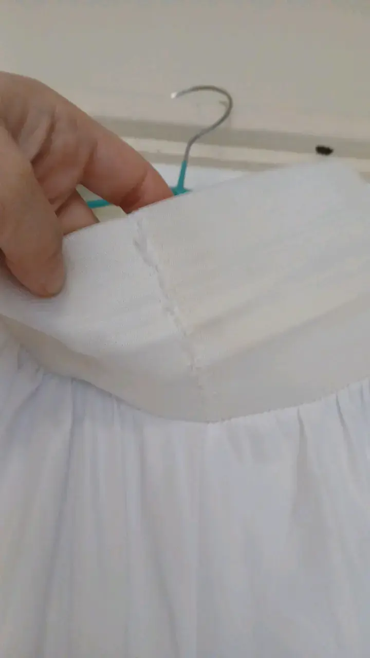 Vestido blanco con volantes y detalle floral - 3