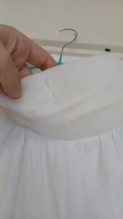 Vestido blanco con volantes y detalle floral - miniatura 3