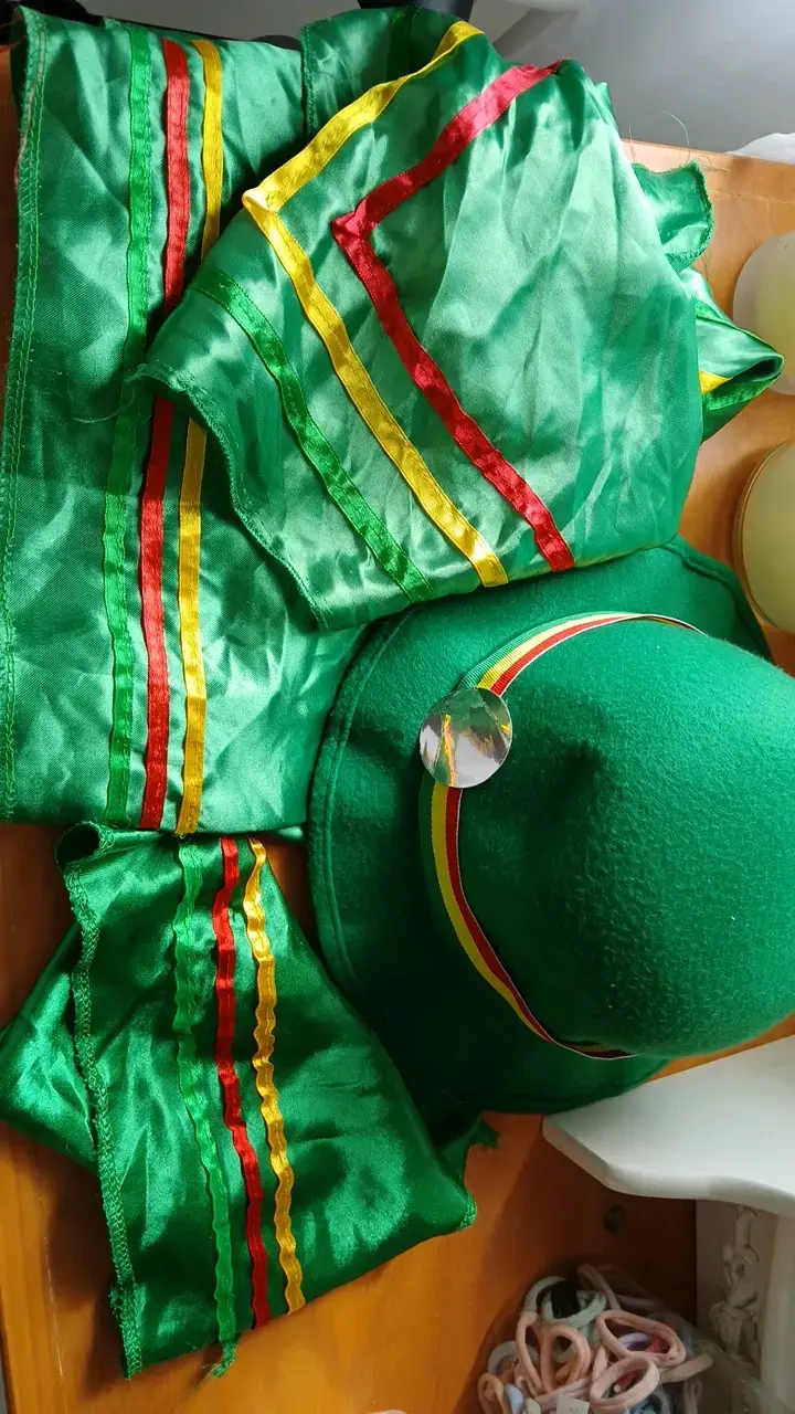 Disfraz típico verde con sombrero y cintas