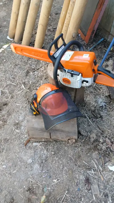 Motosierra Stihl MS 250 con casco de seguridad - miniatura 1