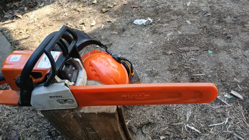 Motosierra Stihl MS 250 con casco de seguridad - 3