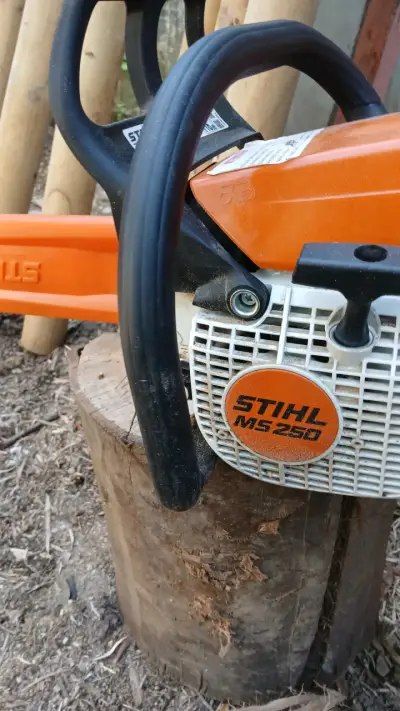 Motosierra Stihl MS 250 con casco de seguridad - miniatura 5
