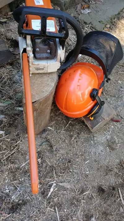 Motosierra Stihl MS 250 con casco de seguridad - miniatura 6