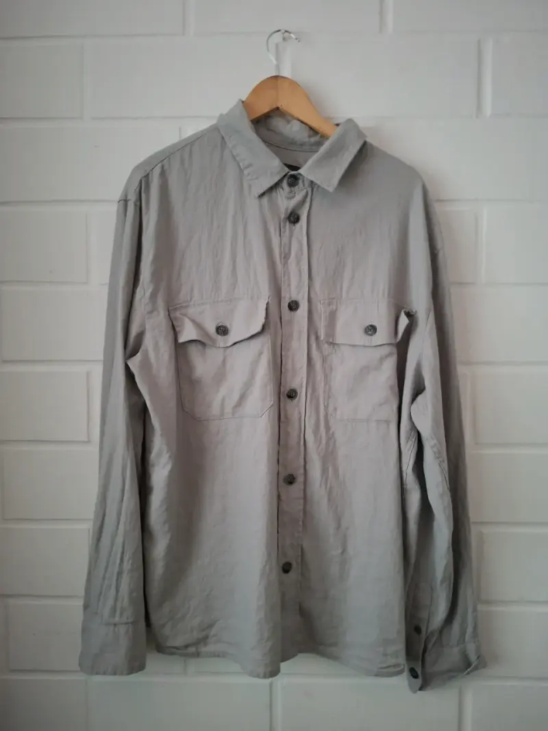 Camisa gris de hombre H&M en buen estado - 1