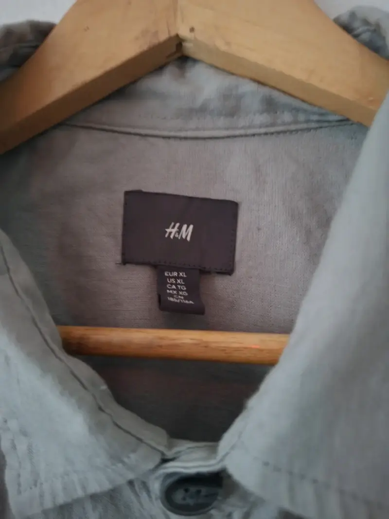 Camisa gris de hombre H&M en buen estado - 2