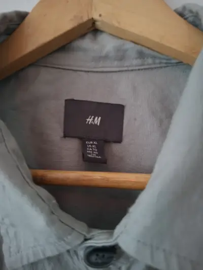 Camisa gris de hombre H&M en buen estado - miniatura 2