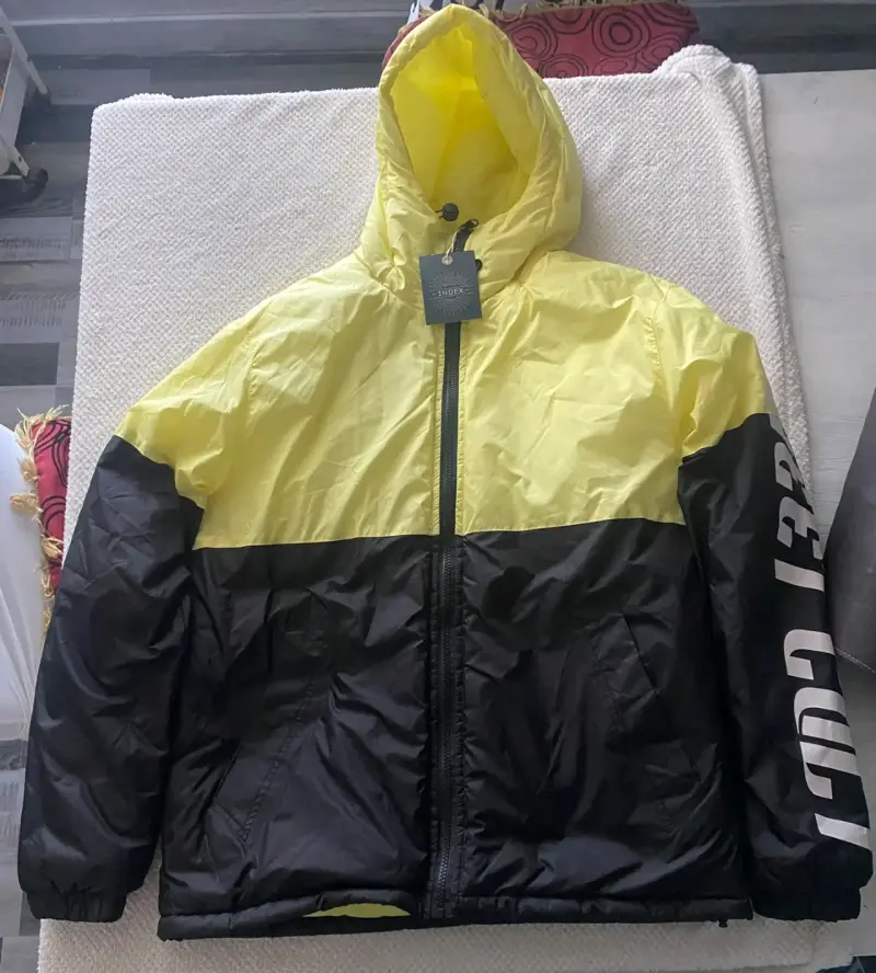 Chaqueta impermeable amarilla y negra con capucha - 1