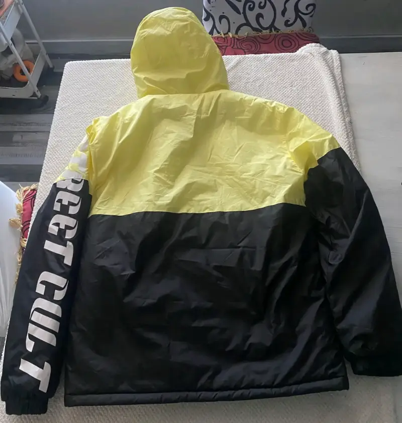 Chaqueta impermeable amarilla y negra con capucha - 2