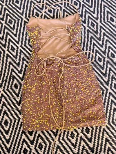 Vestido corto con lentejuelas tornasol - miniatura 1
