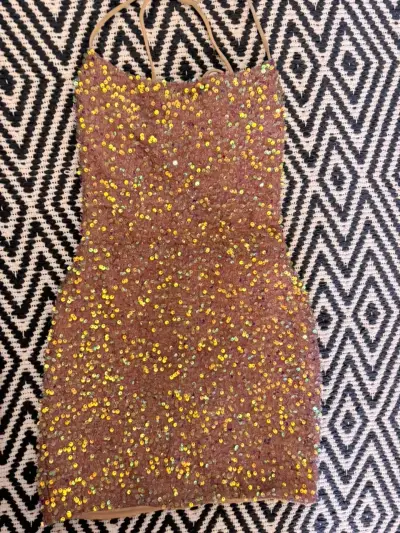 Vestido corto con lentejuelas tornasol - miniatura 2