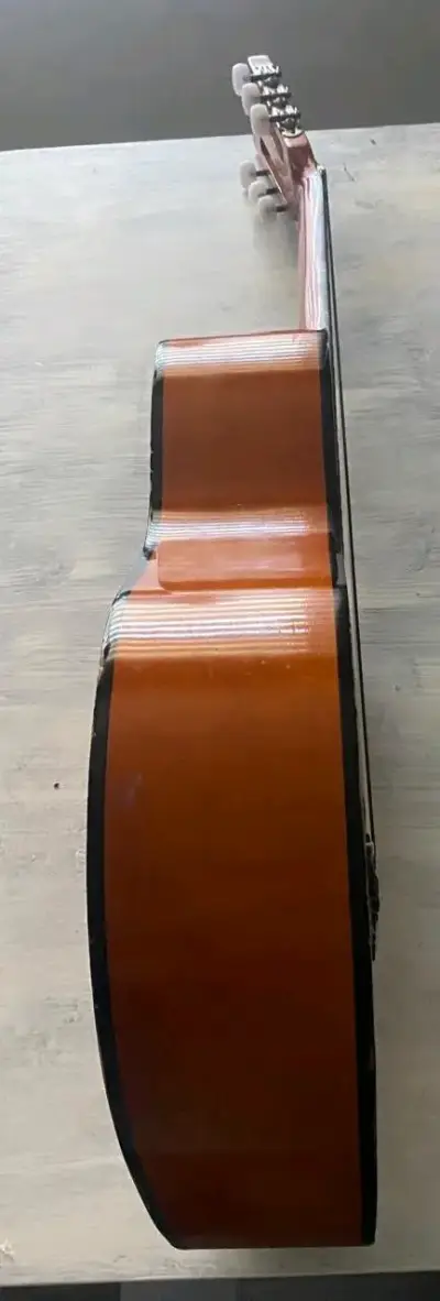 Guitarra clásica española de madera en buen estado - miniatura 2