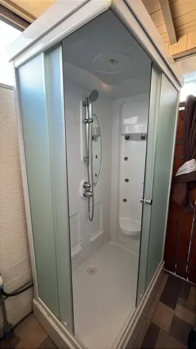 Cabina de ducha con hidromasaje y puertas corredizas - miniatura 1