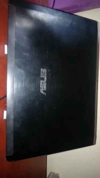 Laptop ASUS con procesador Intel Core i3 - miniatura 1