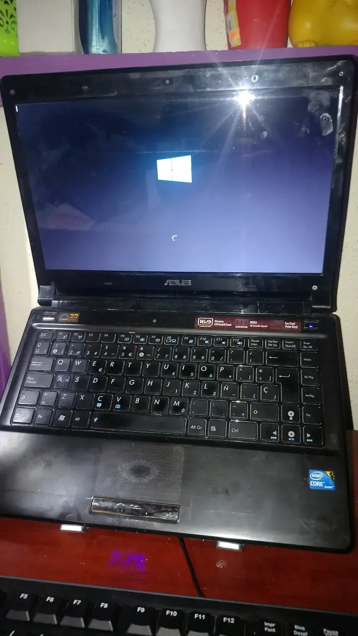 Laptop ASUS con procesador Intel Core i3 - 2