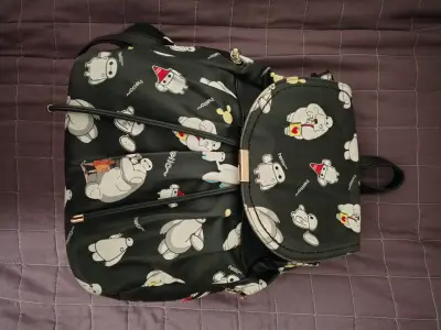 Mochila negra con diseño de baymax - miniatura 1