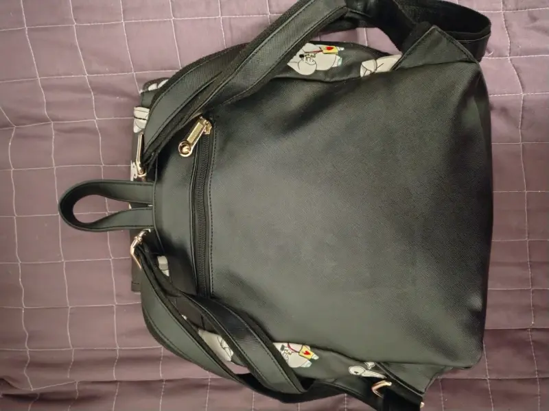 Mochila negra con diseño de baymax - 2