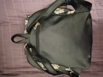Mochila negra con diseño de baymax - miniatura 2