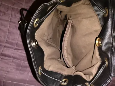 Mochila negra con diseño de baymax - miniatura 3