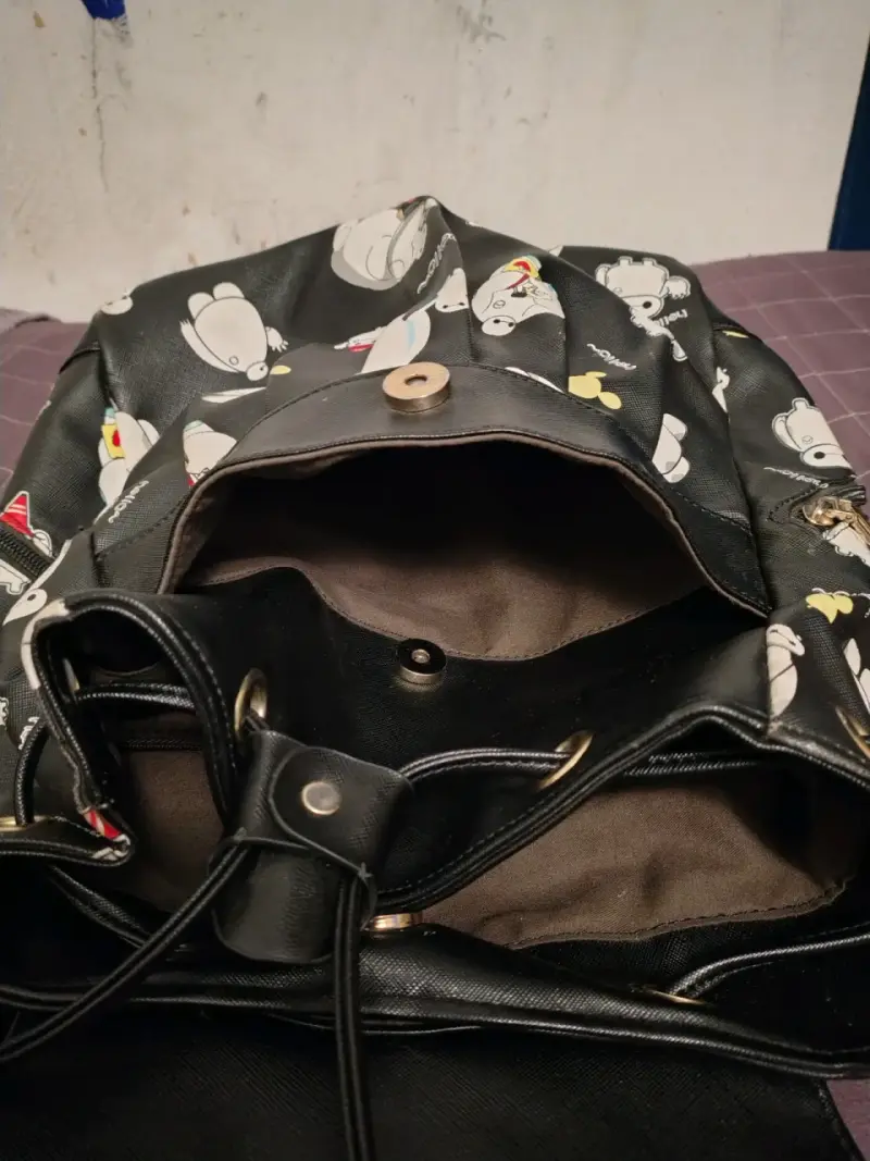 Mochila negra con diseño de baymax - 4