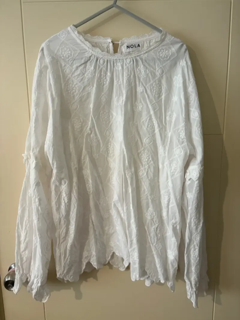 Blusa blanca bordada de encaje Nola