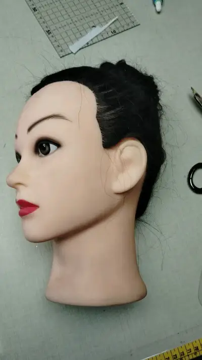 Cabeza de maniquí para peluquería con cabello negro - miniatura 1
