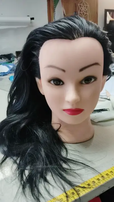 Cabeza de maniquí para peluquería con cabello negro - miniatura 2