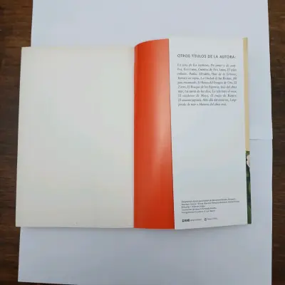 Libro 'Violeta' de Isabel Allende en buen estado - miniatura 4