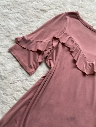 Polera rosa con volantes para mujer - miniatura 3