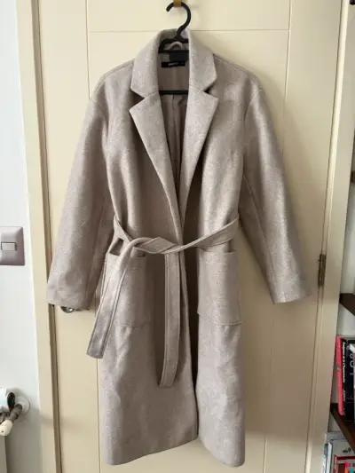 Abrigo largo gris con cinturón para mujer - miniatura 1