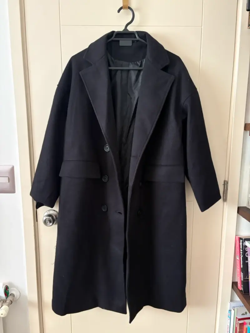Abrigo negro elegante para mujer