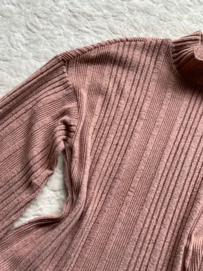 Suéter oversize de punto rosa con cuello medio - miniatura 3