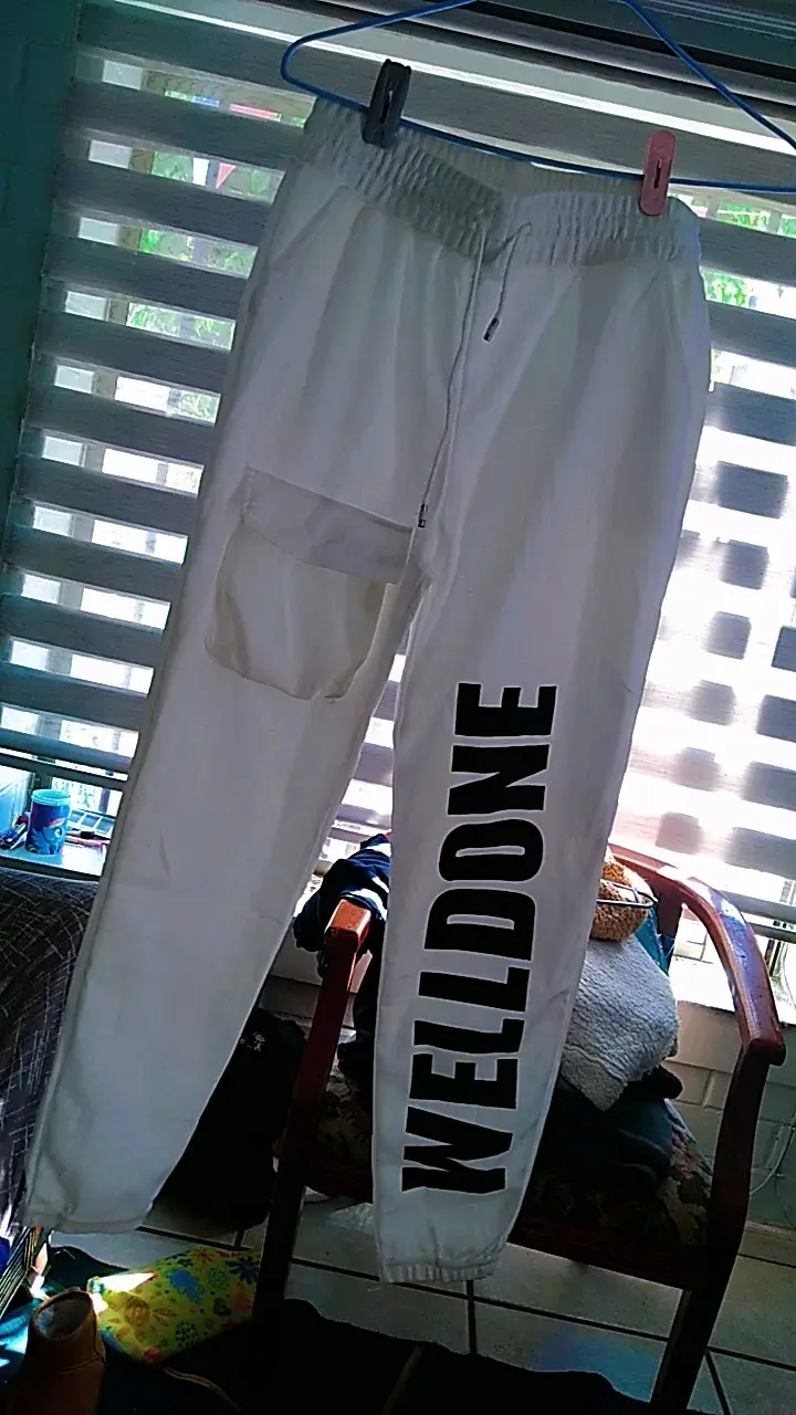 Pantalones deportivos blancos con bolsillo - 1