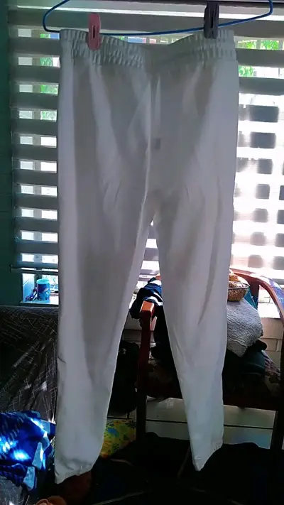 Pantalones deportivos blancos con bolsillo - miniatura 2