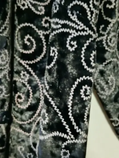 Chaqueta de terciopelo negro con diseño floral para mujer - miniatura 3