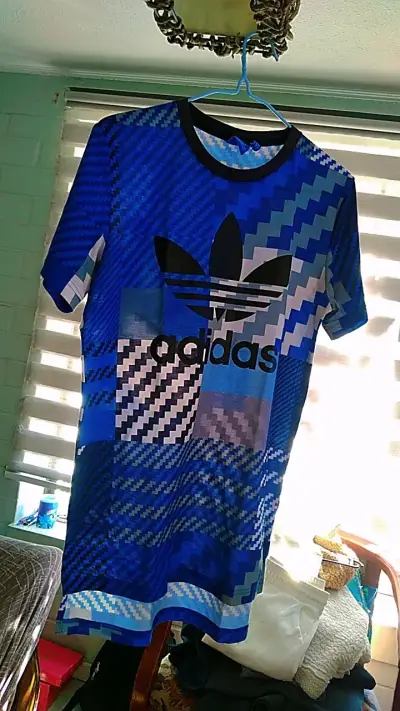 Polera Adidas azul estampada para hombre - miniatura 1