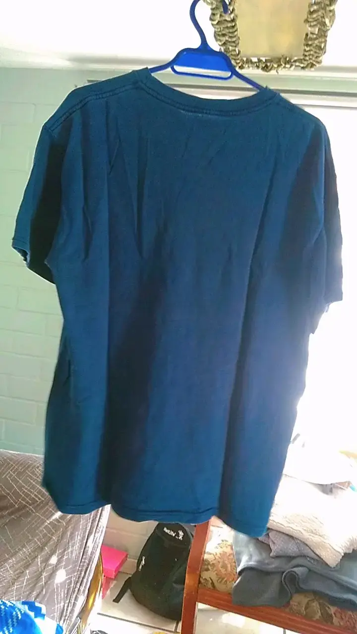 Polera azul con diseño gráfico estampado - 2