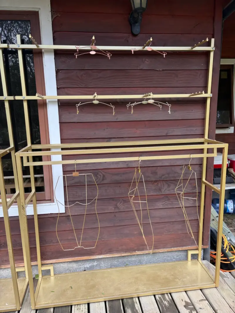 Perchero metálico dorado con colgadores y maniquíe - 1