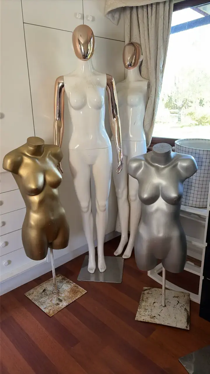 Perchero metálico dorado con colgadores y maniquíe - 6