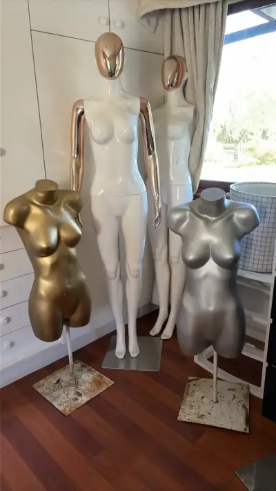 Perchero metálico dorado con colgadores y maniquíe - miniatura 6