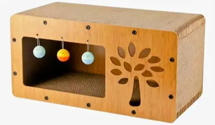 Rascador de madera para gatos con juguetes colgantes