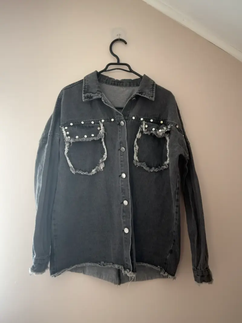 Chaqueta de mezclilla gris con perlas decorativas - 1