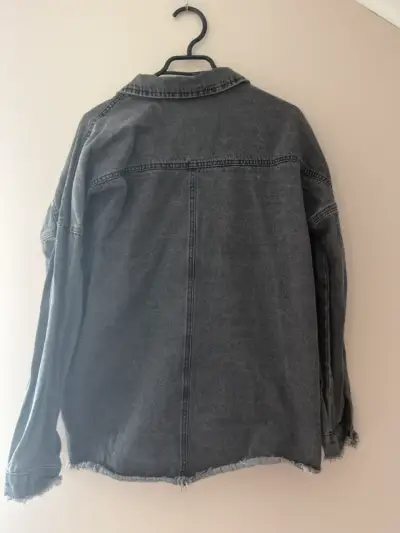 Chaqueta de mezclilla gris con perlas decorativas - miniatura 2