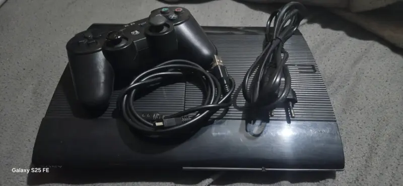 Consola Sony PS3 con control y cables - 1