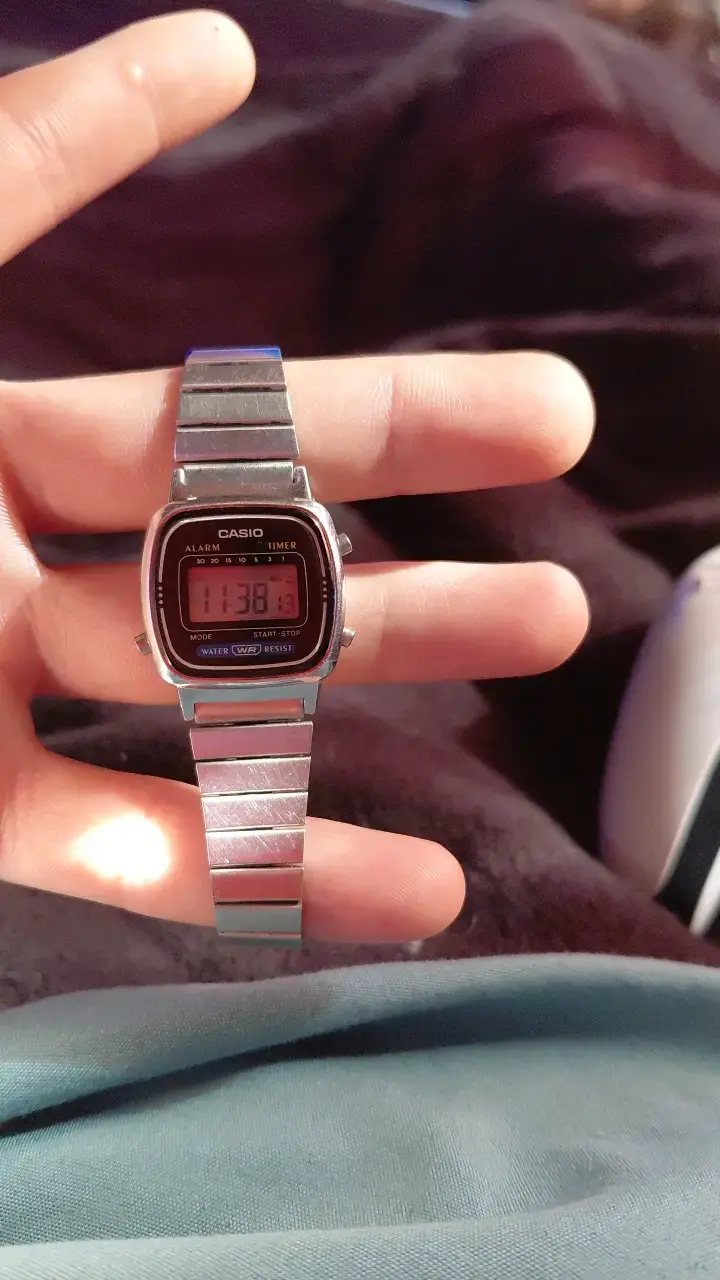 Reloj digital Casio vintage resistente al agua - 1